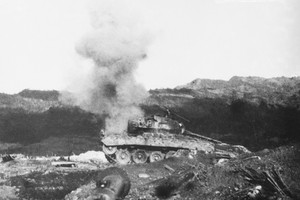 Pour protéger l’aérodrome, l’ennemi envoya un char de 18 tonnes pour contre-attaquer mais il fut touché par l’artillerie vietnamienne et prit feu. Photo : VNA.