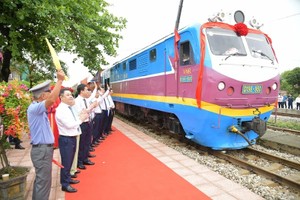 Le premier train de marchandises international au départ de la gare de Cao Xa. Photo : NDEL.