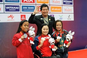 La nageuse Trinh Thi Bich Nhu (au centre) devient l'athlète féminine vietnamienne la plus titrée aux Jeux paralympiques de l'ASEAN 12 avec un total de cinq. médailles d'or, une d'argent et une de bronze. Photo : VNA