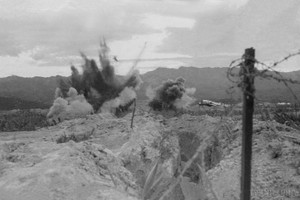 Le 26 mars: La position 206, touchée par notre artillerie, fut en feu. Photo : VNA.