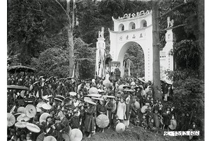 Scènes de dignitaires et d’habitants participant au rite de procession du palanquin par la porte principale du Temple Hùng. Photo : kienthuc.net.vn