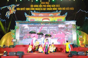 Un spectacle du chant alterné "quan họ" lors de la cérémonie d'ouverture du Festival du génie Giong. Photo : hanoimoi.com.vn