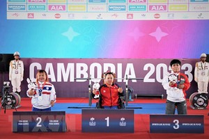 Dang Phuong Linh (au centre) gagne 2 médailles d'or aux 12es Jeux d'Asie du Sud-Est des handicapés. Photo : VNA.