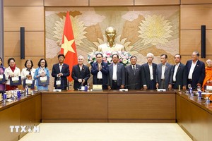 Le président de l'AN Trân Thanh Mân offre des cadeaux aux délégués. Photo : VNA.