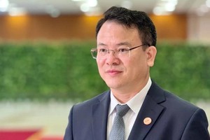Le vice-ministre des Finances, Tran Quoc Phuong, échange avec la presse en marge du dialogue entre dirigeants et entreprises sur le partenariat public-privé en faveur d’un avenir vert et durable. Photo : NDEL.