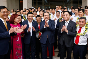 Le président de l’Assemblée nationale, Tran Thanh Man, et les travailleurs exemplaires du secteur pétrolier. Photo: VNA