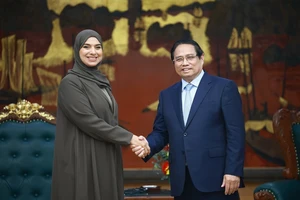 Le PM Pham Minh Chinh reçoit la ministre du Changement climatique et de l'Environnement des EAU, Amna bint Abdullah Al Dahak. Photo : VNA.
