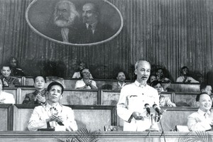 Le Président Hô Chi Minh prononce son discours au IIIe Congrès national du PCV.