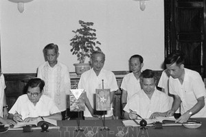 Le vice-ministre vietnamien des Affaires étrangères, Nguyên Co Thach, et l’ambassadeur des Philippines, Austin P.Magina, au nom des gouvernements des deux pays, signent un communiqué conjoint sur l’établissement des relations diplomatiques entre le Vietnam et les Philippines, le 7 août 1975.