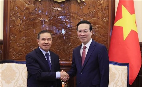 Le Président vietnamien, Vo Van Thuong (à droite) serre la main de l’ambassadeur lao Sengphet Houngboungnuang venu prendre congé au terme de son mandat au Vietnam. Photo : VNA.