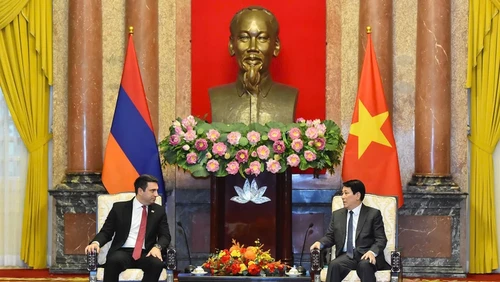 Le président vietnamien Luong Cuong (droite) reçoit le président de l'Assemblée nationale arménienne, Alen Simonyan. Photo: VNA