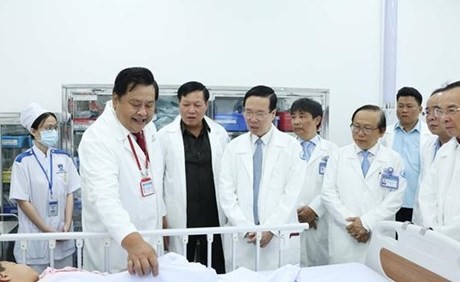 Le Président Vo Van Thuong visite l'hôpital pédiatrique N°1 à Hô Chi Minh-Ville