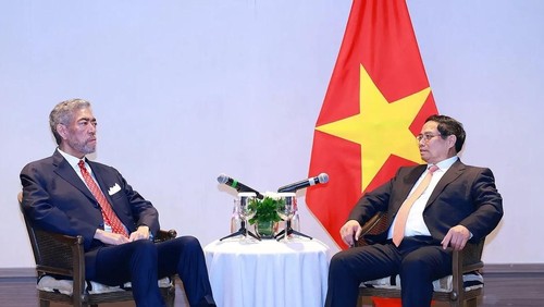 Le Premier ministre Pham Minh Chinh (droite) rencontre le secrétaire général du Mouvement de la gauche unie (MIU) Miguel Mejía, et également ministre dominicain des Politiques d'intégration régionale. Photo: VNA