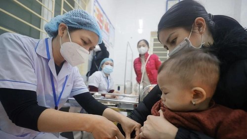 Depuis septembre 2024, une campagne de vaccination contre la rougeole ciblant les enfants âgés de 1 à 10 ans est mise en œuvre dans nombre de villes et provinces. Photo : VNA.