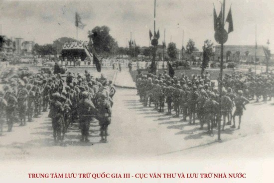 Célébration de la prise du Palais du Tonkin par le Viêt Minh, le 19 août 1945. Photo : Centre des Archives nationales III.