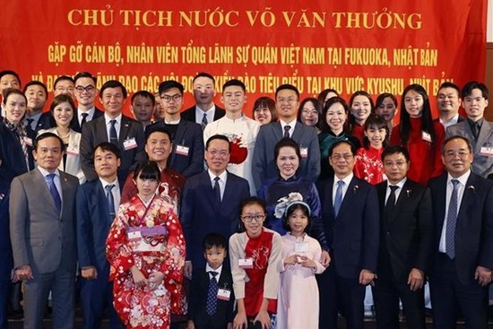 Le Président Vo Van Thuong et des membres du personnel du consulat général du Vietnam à Fukuoka et des Vietnamiens de la région de Kyushu. Photo : VNA.