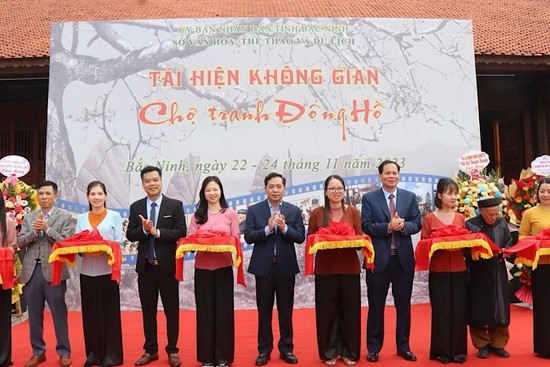 Inauguration de l'espace permettant de reproduire l’image du marché des estampes populaires de Dông Hô d’antan. Photo : NDEL.