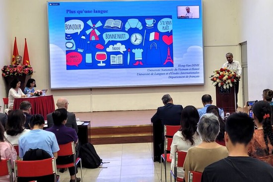 L’enseignant Dinh Hông Vân lors de son intervention "Plus qu’une langue" à la table ronde "La francophonie : quelles définitions, quelles approches, quelles critiques ?", le 24 avril à Hanoï. 