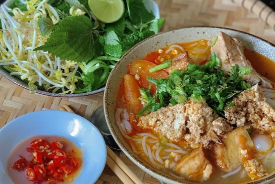 Le « Bún riêu cua », la soupe de nouilles au crabe du Vietnam. Photo: Vinwonders.com