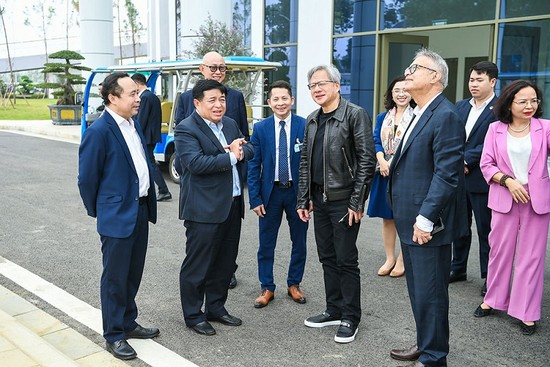 Le ministre du Plan et de l'Investissement Nguyen Chi Dung (deuxième à gauche) présente au président de NVIDIA, Jensen Huang, le Centre national d'innovation (NIC) à Hoa Lac en décembre 2023. Photo : MPI