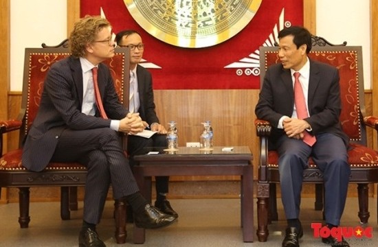 Le ministre de la Culture, des Sports et du Tourisme, Nguyên Ngoc Thiên (à droite) et l’ambassadeur suédois au Vietnam, Pereric Hogberg, le 13 septembre à Hanoi. Photo : toquoc.vn.