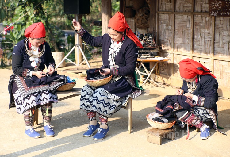 Les femmes Dao Tiền ont encore l’habitude de fabriquer elles-même des costumes traditionnels. 