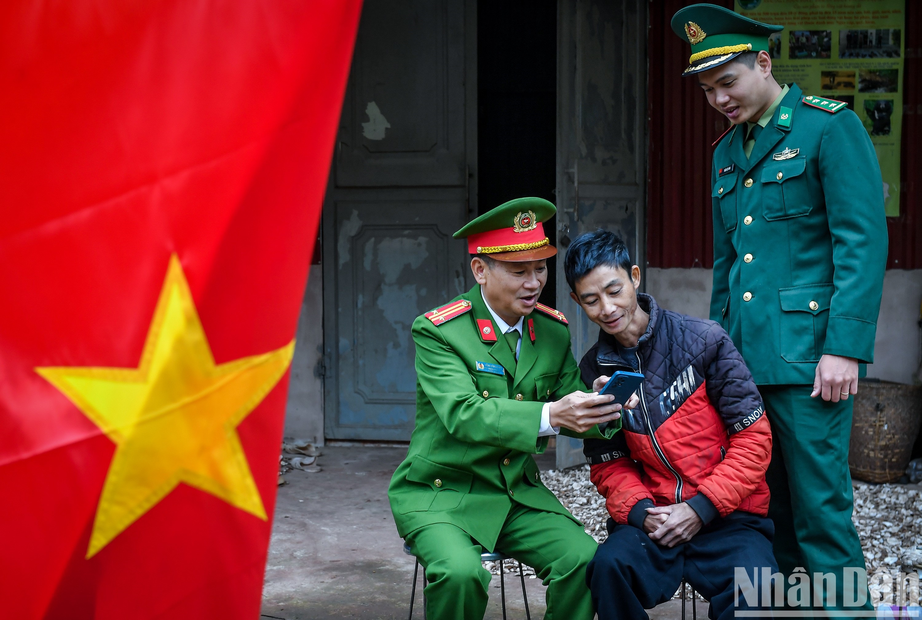 Une journée de la police communale à l’extrême Ouest du Vietnam