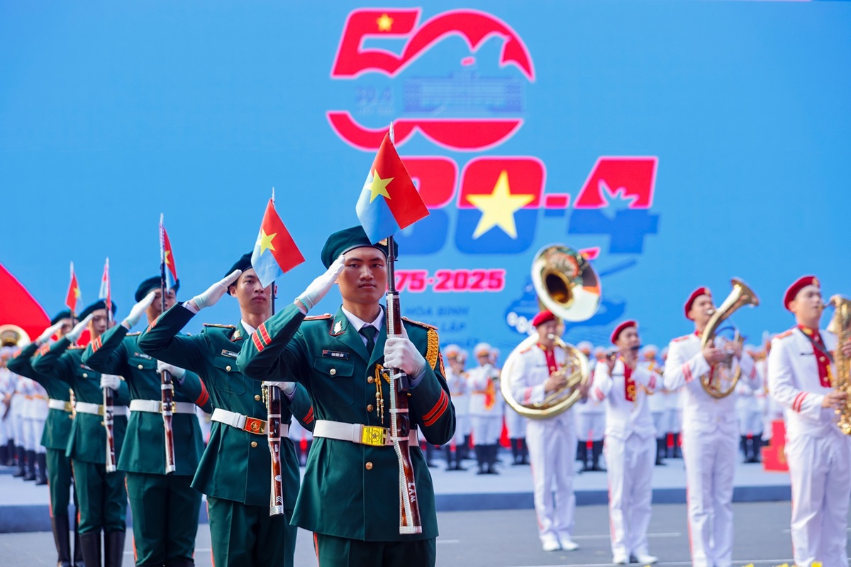 Le défilé commémoratif marquant le 50e anniversaire de la Libération du Sud et de la Réunification nationale (30 avril 1975-2025) à Hô Chi Minh-Ville. Photo : VGP.
