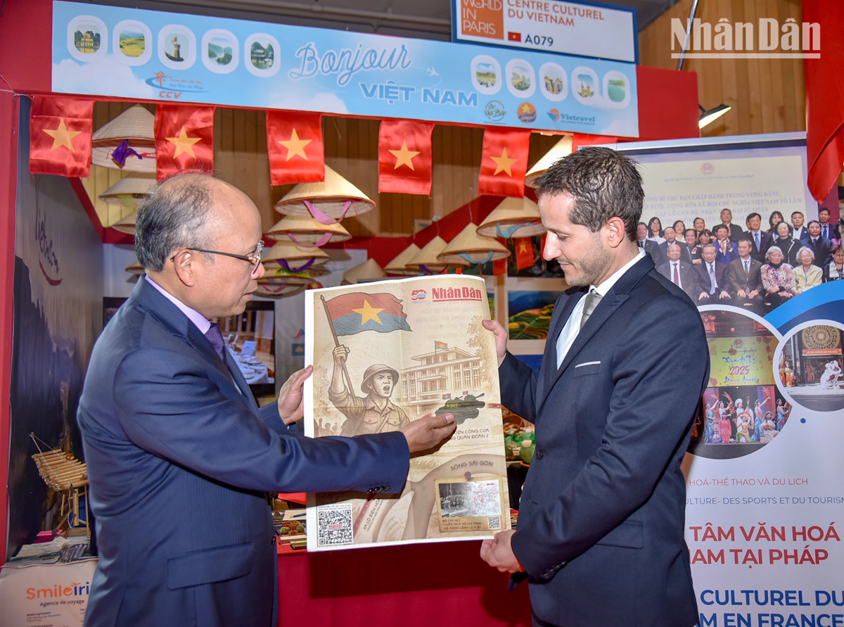 Le supplément spécial du Journal Nhân Dân répand la fierté nationale du Vietnam