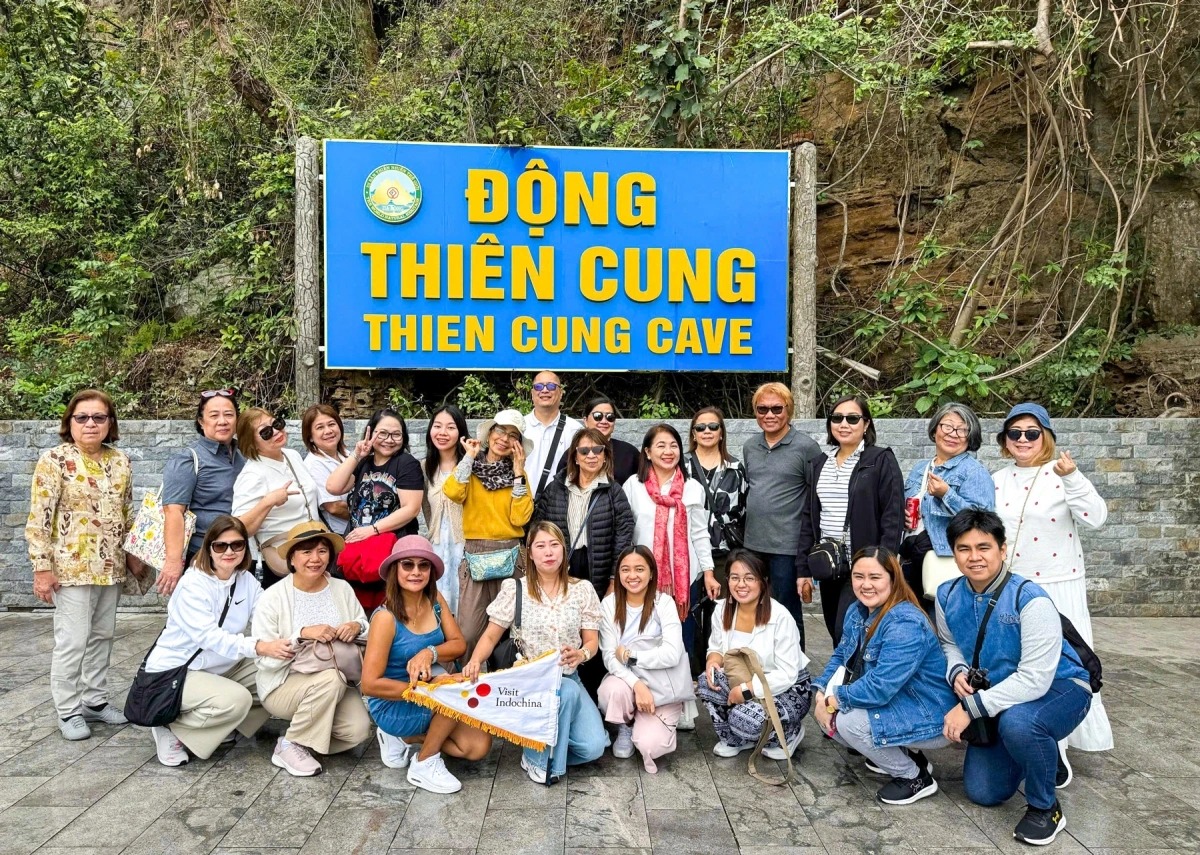 Des touristes thaïlandais visitent la baie d'Ha Long. Photo: Son Thuy/VOV