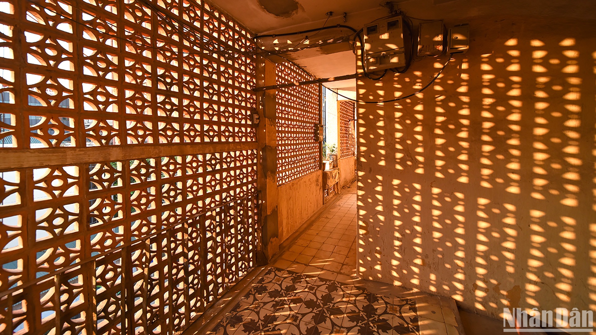 Lumière dorée sur les marches usées : l'escalier des immeubles collectifs d'Hanoi nous raconte le temps qui passe