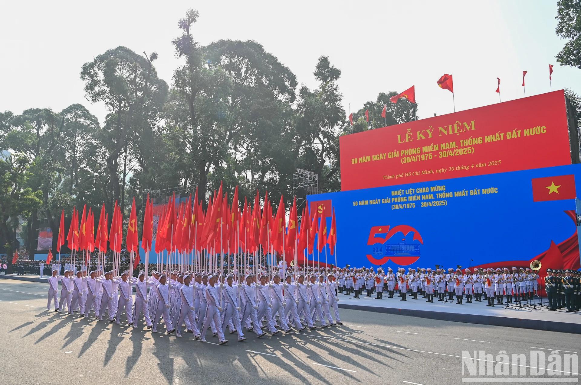 Un grand défilé commémorant le 50e anniversaire de la libération du Sud et de la réunification nationale (30 avril 1975-2025) a eu lieu à Hô Chi Minh-Ville le 30 avril au matin. Photo : NDEL.