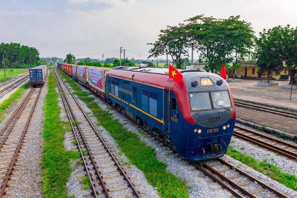 Auparavant, le transport de marchandises vers le Vietnam prenait plus de 40 heures, désormais, il ne faut plus que 14 heures, ce qui facilite grandement les échanges commerciaux. Photo : TNO. 