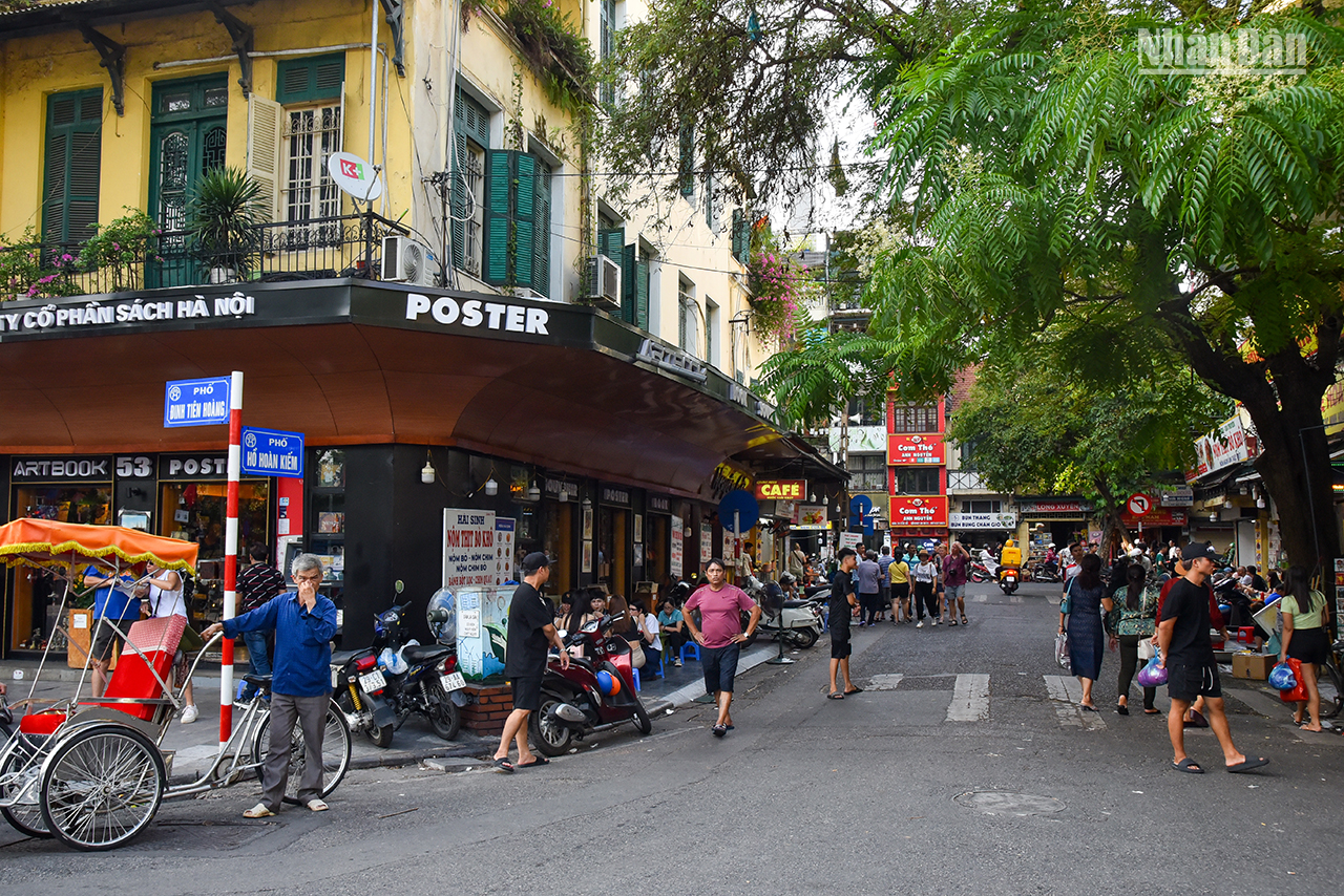 La rue Hô Hoàn Kiêm.