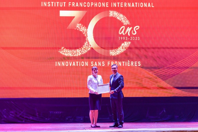 La remise du certificat « Pour sa contribution à la science francophone » à l’IFI. Photo : IFI. ảnh 2