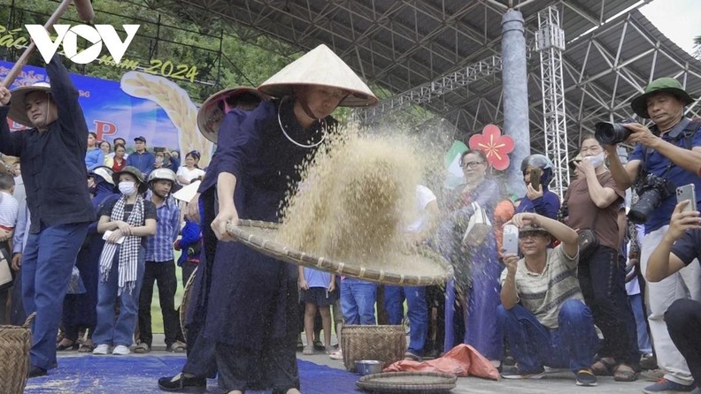 Le festival, qui dure jusqu&apos;à fin octobre, est une bonne opportunité pour Bac Son de promouvoir son tourisme, ses particularités culturelles et sa tradition historique révolutionnaire auprès des touristes nationaux et étrangers. Photo : VOV.