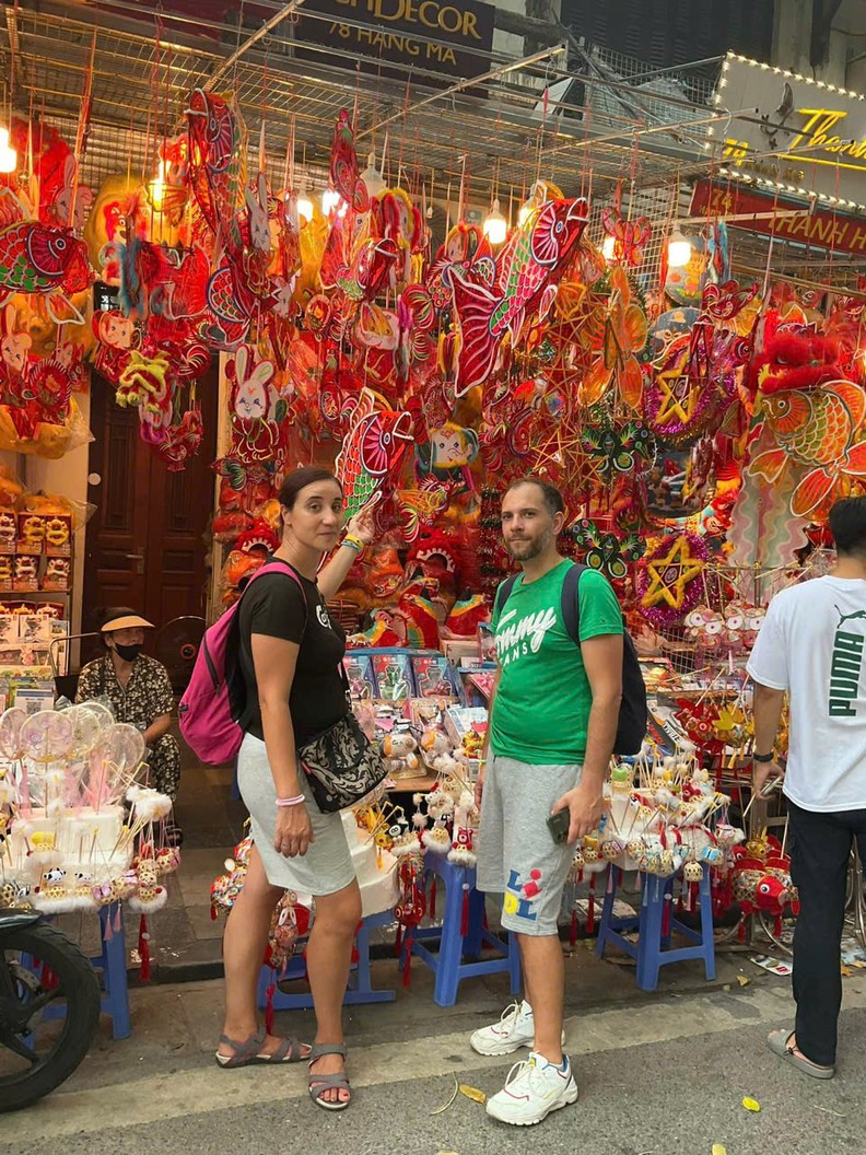 Des touristes étrangers sont également attirés par l’atmosphère animée et la richesse culturelle de Hang Ma pendant la Fête de la mi-automne. Photo fournie par Asia Viva Travel.