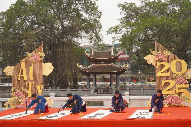 Cette année, le Temple de la Littérature (Van Miêu - Quôc Tu Giam) accueille jusqu’au 9 février le Festival de calligraphie du printemps 2025. Ce festival ne se limite pas à la calligraphie, les visiteurs peuvent découvrir l’artisanat traditionnel de Hanoï et assister à des spectacles de ca trù, de quan ho et d’autres arts traditionnels vietnamiens. Photo : NDEL.