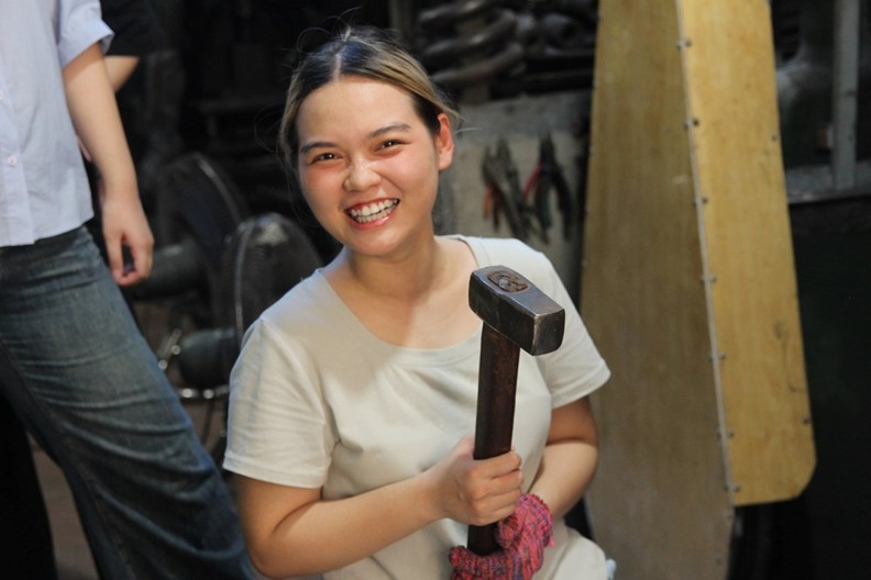 Sous la tutelle experte des maîtres artisans, les visiteurs peuvent repartir avec un couteau fait de leurs propres mains. Ce sont des expériences uniques et inoubliables. Photo : baovanhoa
