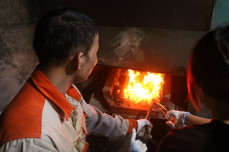 Le modèle du tourisme expérientiel a permis de faire vivre aux touristes des expériences uniques, notamment dans la fabrication des couteaux et ciseaux. Photo : baovanhoa