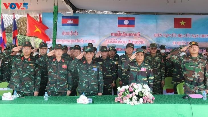 Plus de 500 officiers et soldats du Laos, du Vietnam et du Cambodge ont participé à des exercices de sauvetage. Photo: VOV
