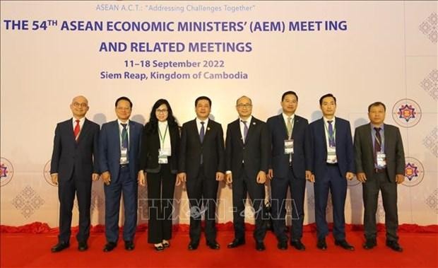 La délégation vietnamienne conduite par le ministre de l'Industrie et du Commerce, Nguyên Hông Diên (4e, gauche). Photo: VNA