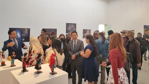 Exposition de photos sur le tourisme vietnamien au Musée des Beaux-Arts du Venezuela. Photo: VNA