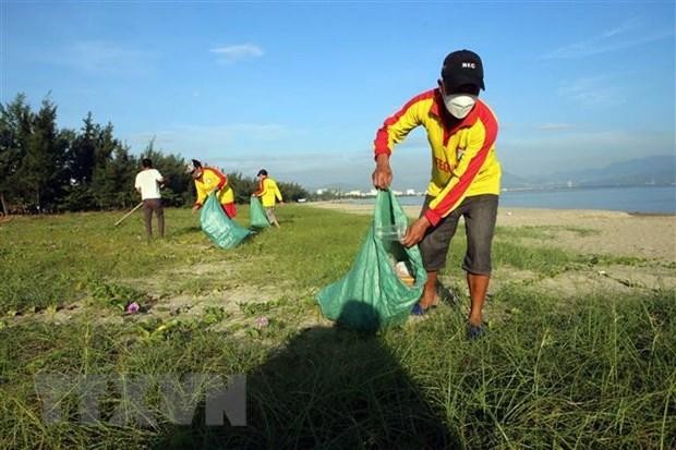 Des nageurs sauveteurs participent au nettoyage des déchets plastiques sur les plages de Dà Nang (Centre). Photo : VNA 