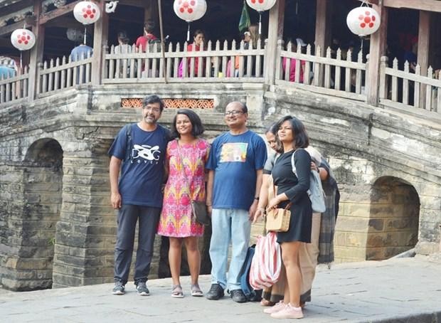 Des touristes indiens visitent l'ancienne ville de Hoi An. Photo: baoquangnam 