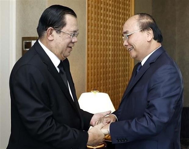 Le Président Nguyên Xuân Phuc (droite) et le Premier ministre cambodgien, Samdech Techo Hun Sen. Photo: VNA