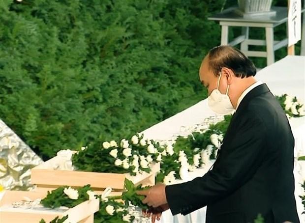 Le Président Nguyên Xuân Phuc dépose des fleurs en commémoration de l’ancien Premier ministre japonais Abe Shinzo. Photo: VNA