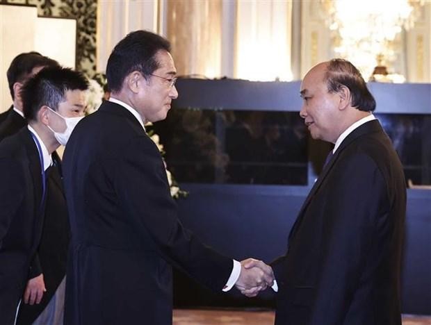 Le Président Nguyên Xuân Phuc (droite) et le Premier ministre japonais Kishida Fumio. Photo: VNA
