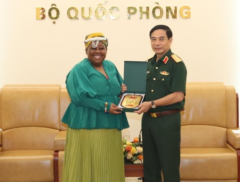 Le général Phan Van Giang, reçoit l’ambassadrice sud-africaine au Vietnam, Vuyiswa Tulelo. Photo : QDND.