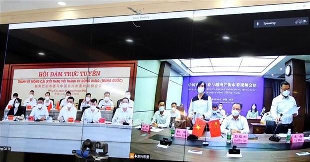 Entretien virtuel entre les responsables de Mong Cai et de Dongxing. Photo: VNA